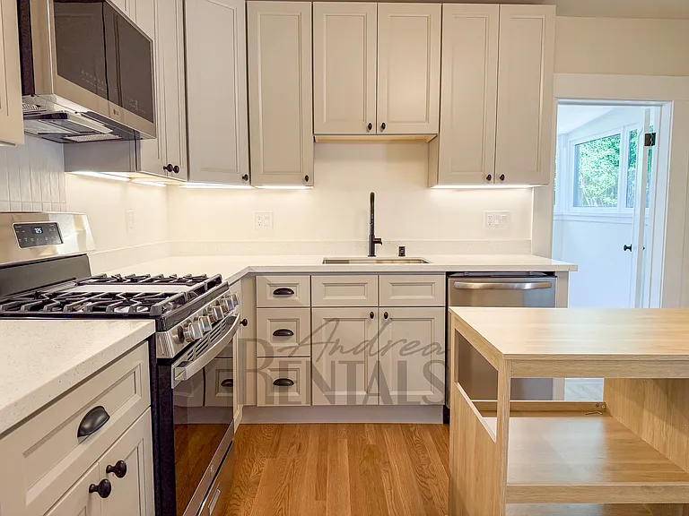 1329 Oxford St — Photo 12