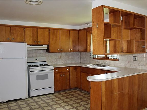 3rd image of 358 Clinton St