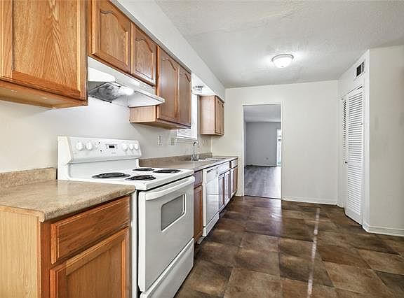 4th image of 3825 Vernon St