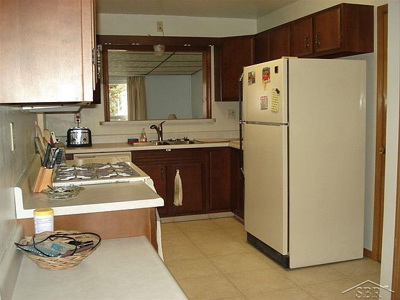 3rd image of 4180 Louise St