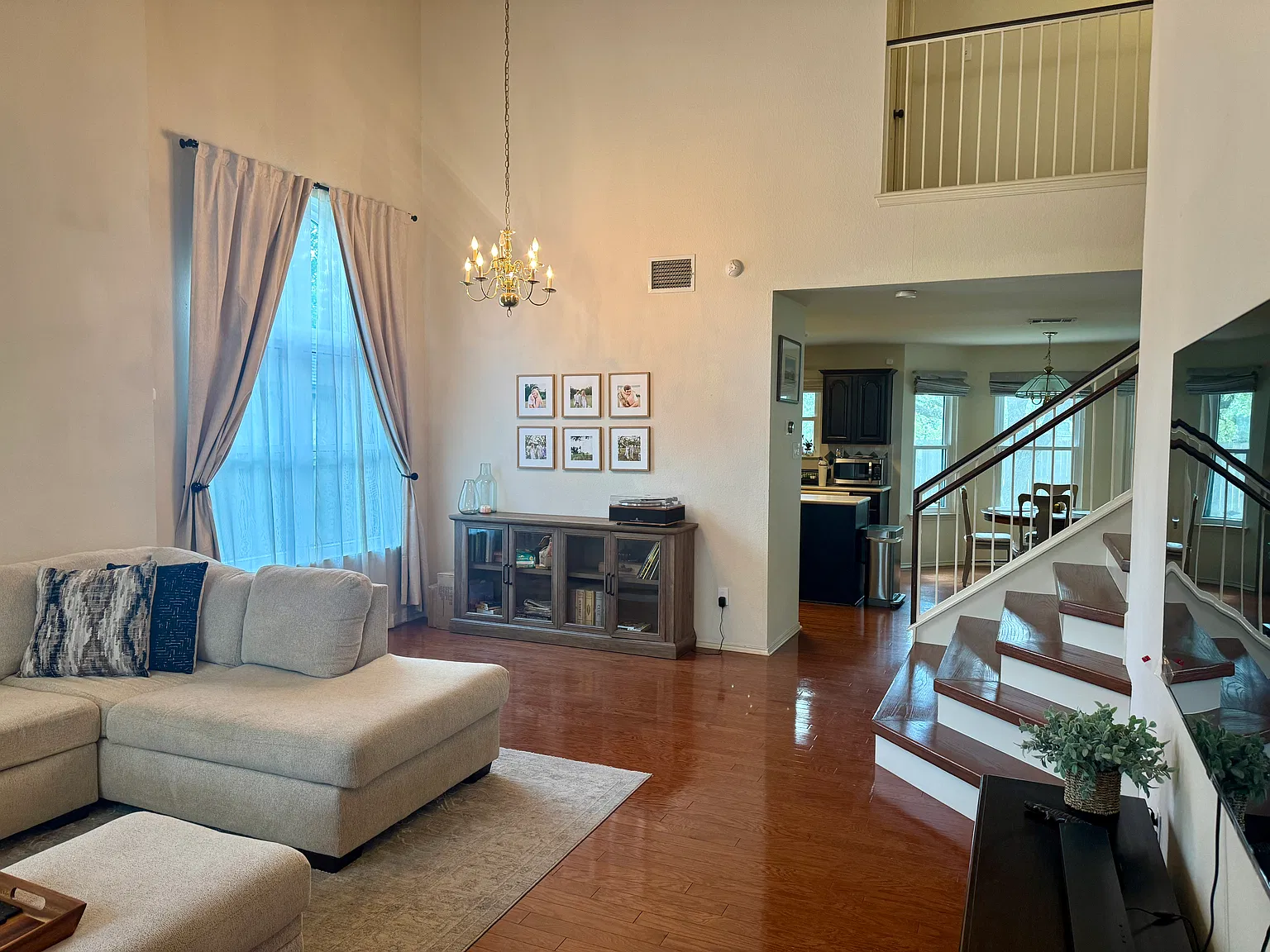 4 bed, 2.5 bath, 2086 sqft, $3,200 — Photo 4