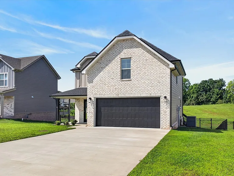 393 Frontier Dr — Photo 3