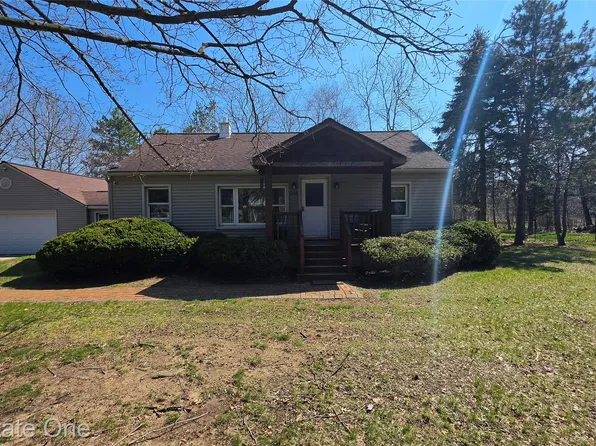 1288 Shoman Dr, Waterford, MI 48327