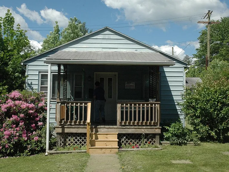 1612 Oneida St — Photo 1