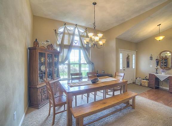 5th image of 828 Indian Prairie Dr