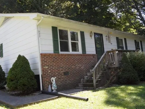 136 Vermont Ln, Cedar Bluff, VA 24609