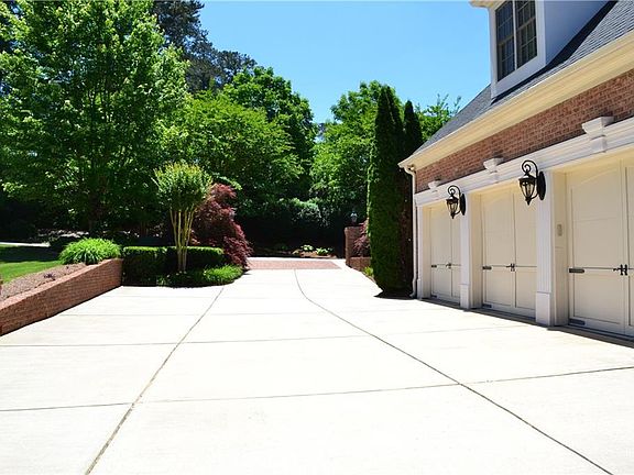 4th image of 912 Carriage Way