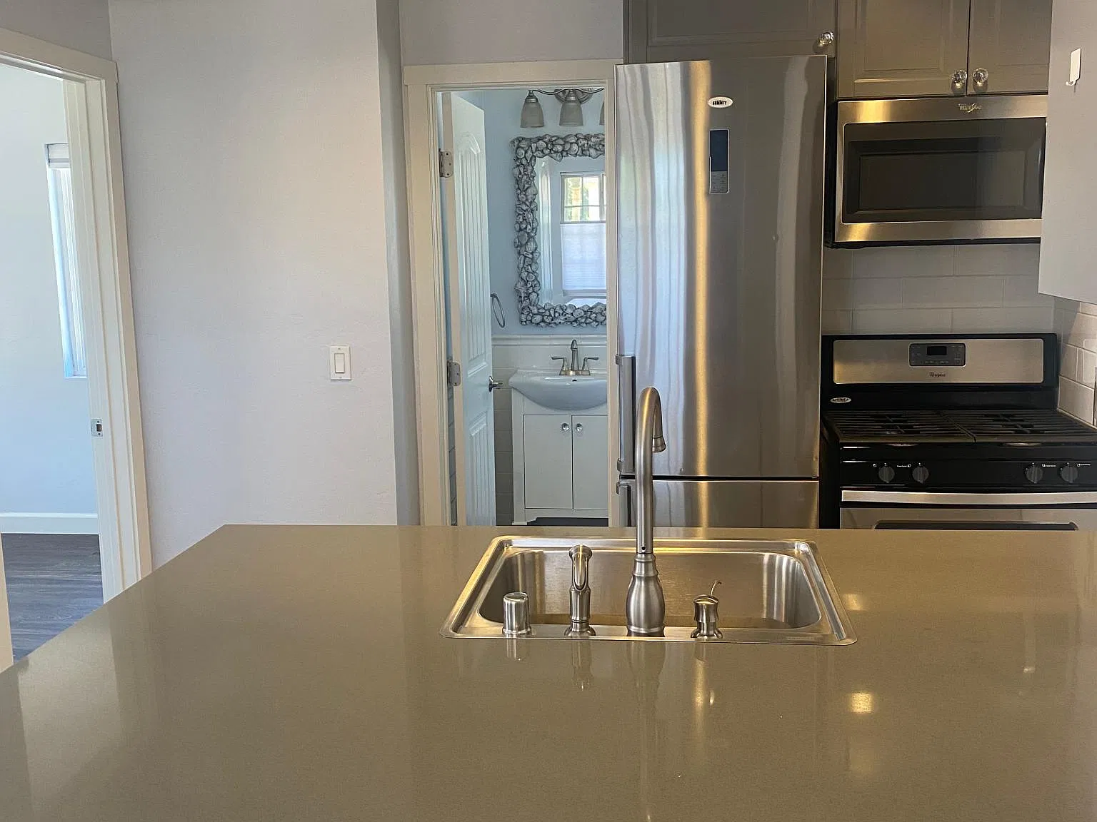 1 bed, 410 sqft, $2,050 — Photo 2