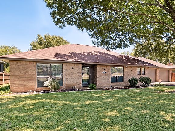 2nd image of 226 Oakwood Dr