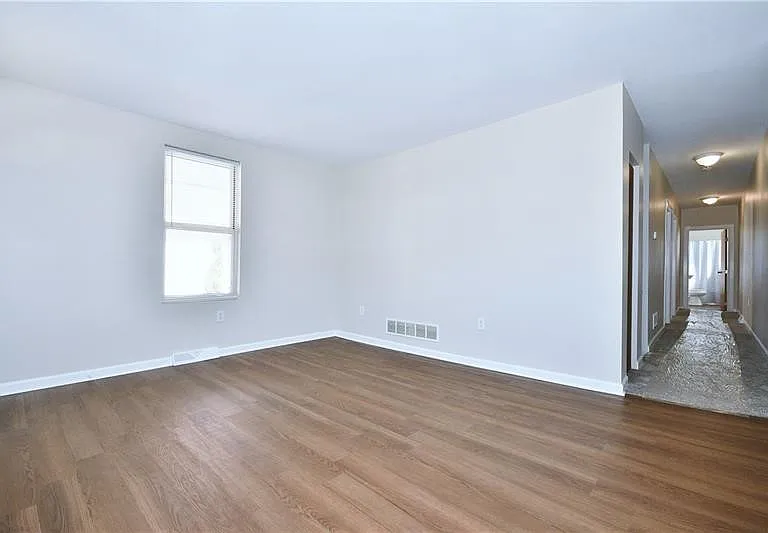 3743 Brownsville Rd — Photo 4