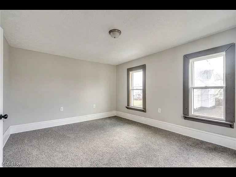 434 E Summit St — Photo 6