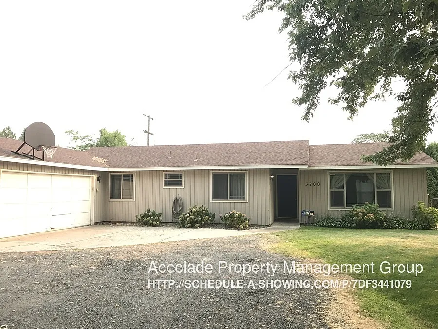 3200 E Hillcrest Dr photo 1