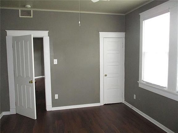 5th image of 827 Greenwood St