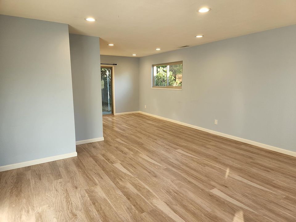 Living/dining area