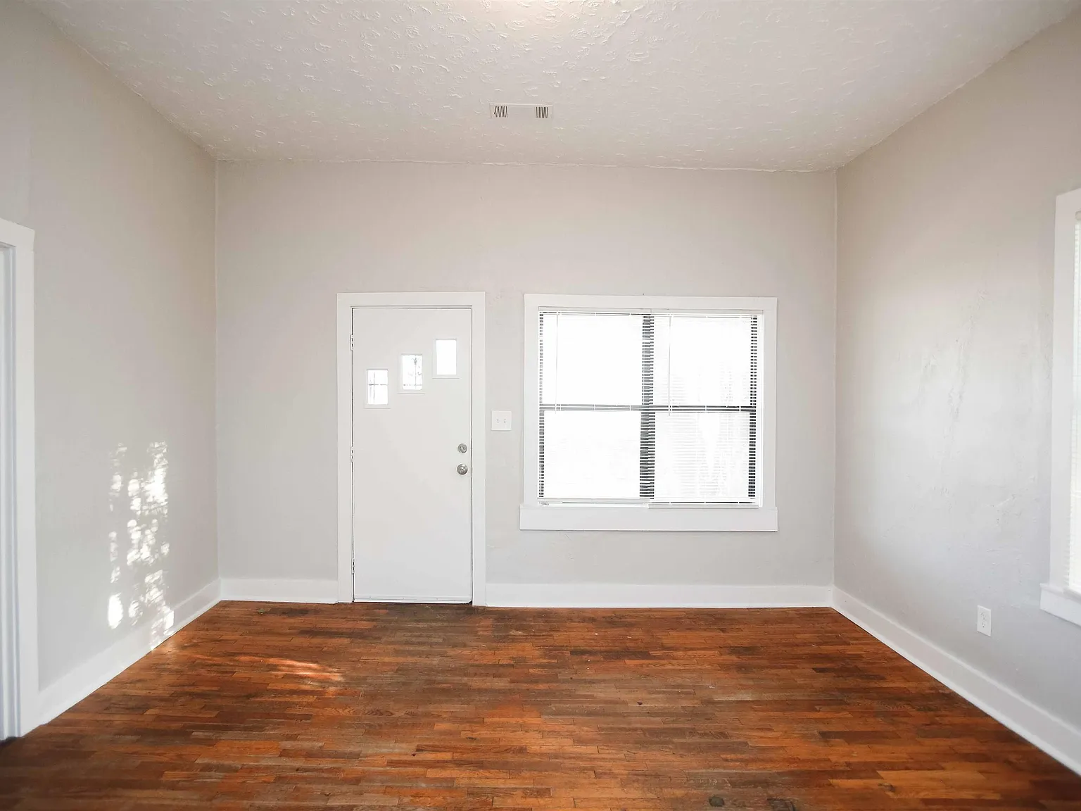 3 bed, 1.0 bath, 1356 sqft, $1,095 — Photo 2