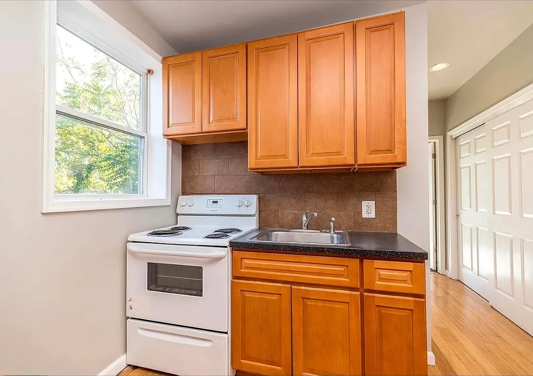2 bed, 900 sqft, $1,350 — Photo 3