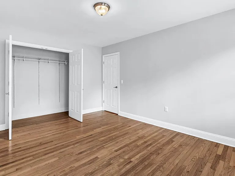 Verona Plaza Apartments — Photo 9