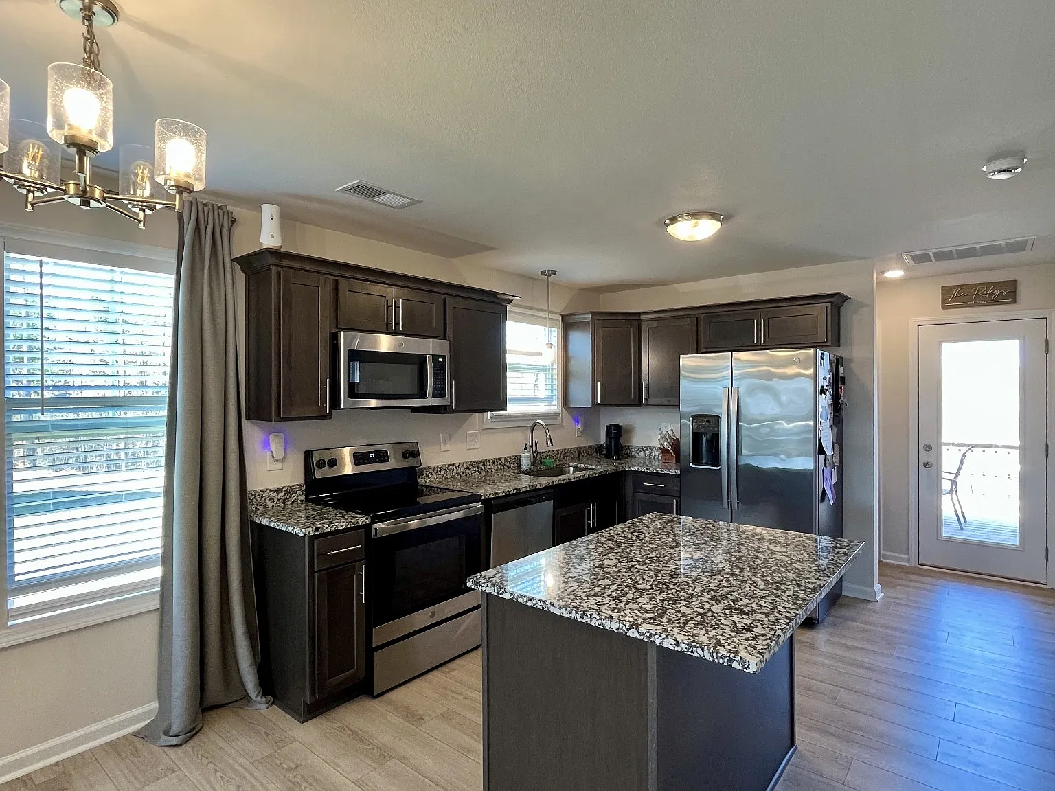 3 bed, 2.5 bath, 1357 sqft, $1,800 — Photo 3