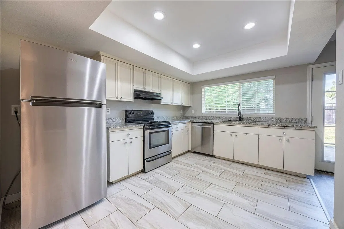 1335 Carnation Dr — Photo 4
