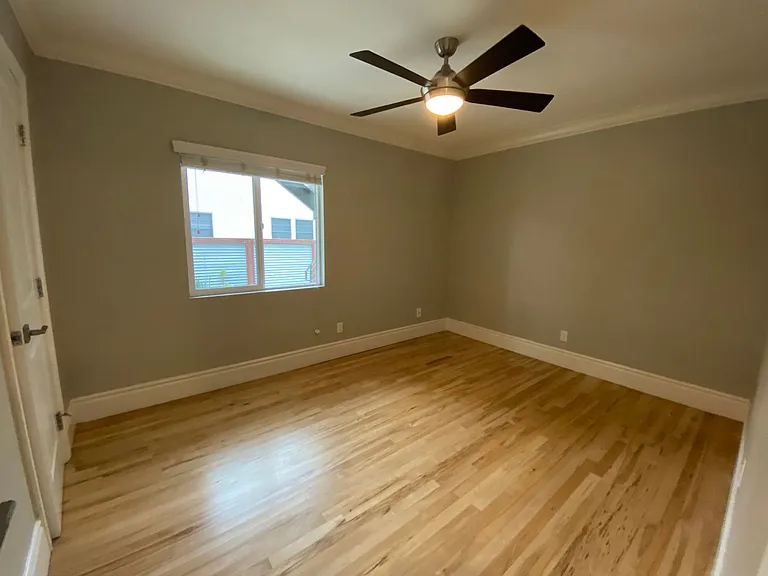 AC! In Unit Washer & Dryer! Reserved Onsite Parking! Downstairs Home! — Photo 12