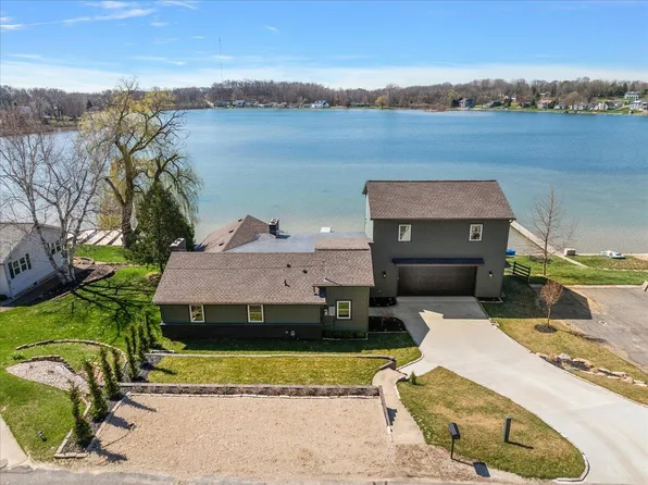 12475 Oakwood Shores St, Wayland, MI 49348