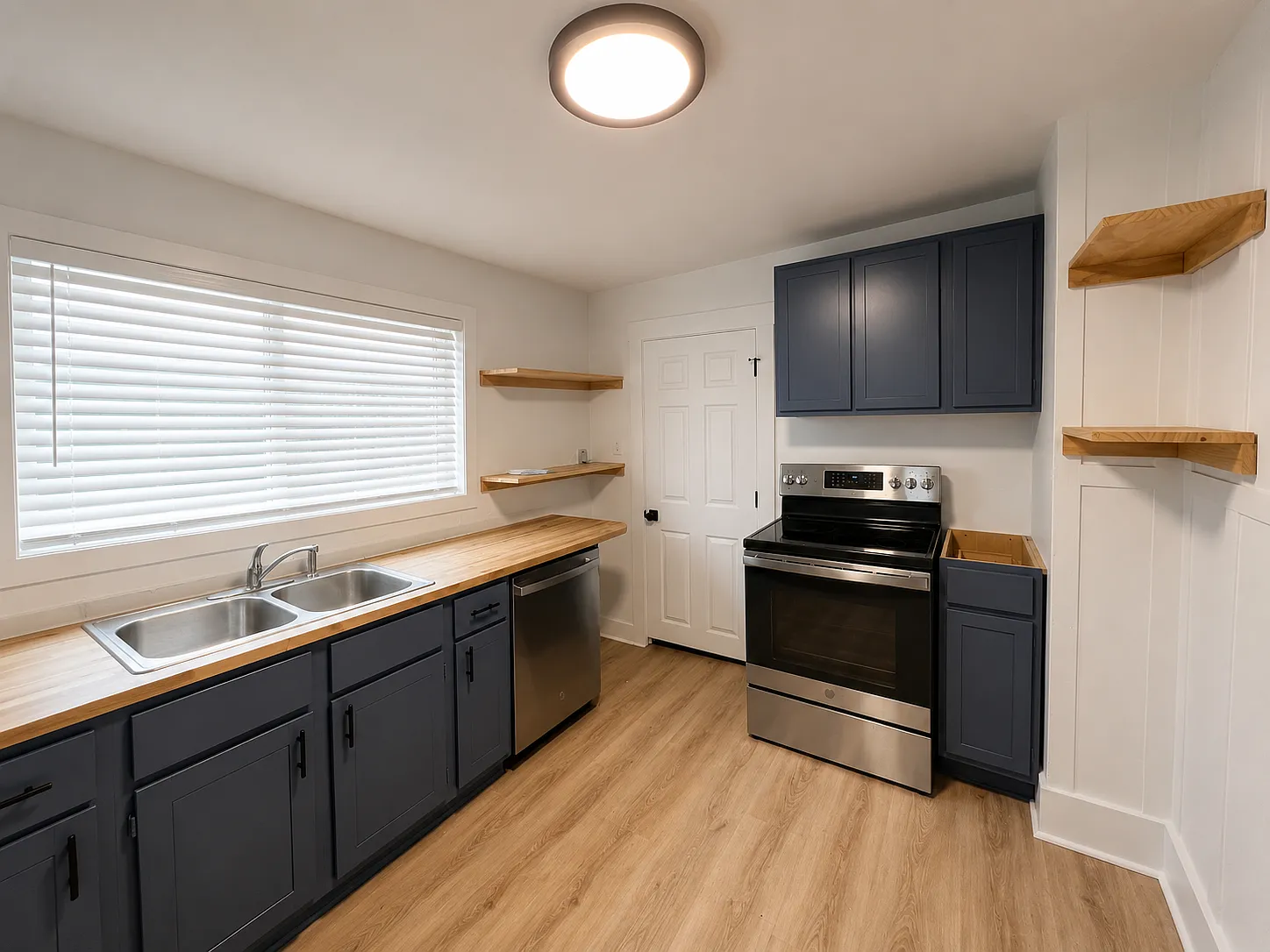 2543 Lincoln Ave — Photo 1