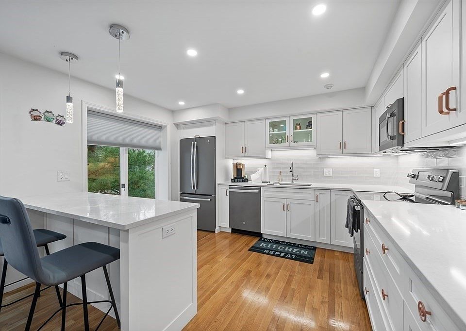 1st image of 606 Foxwood Cir