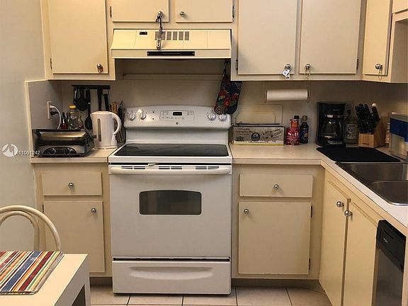 5th image of 901 Hillcrest Dr APT 506