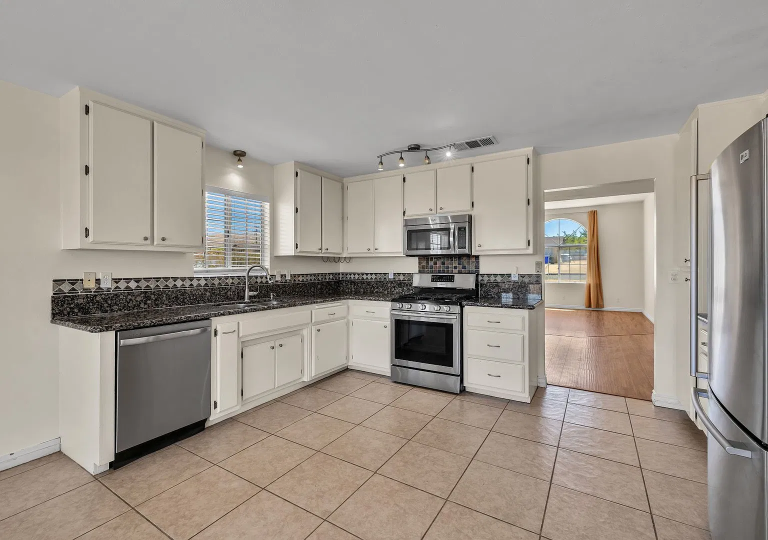 Spacious 3/2 with ALL appliances included! — Photo 2