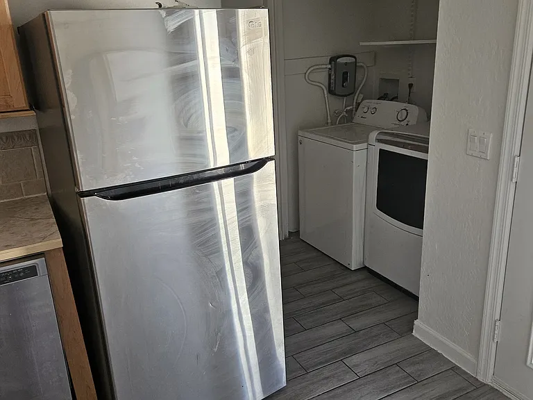 406 E Wickieup Ln — Photo 13