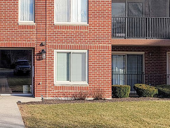 2nd image of 6970 Heritage Cir APT 1C