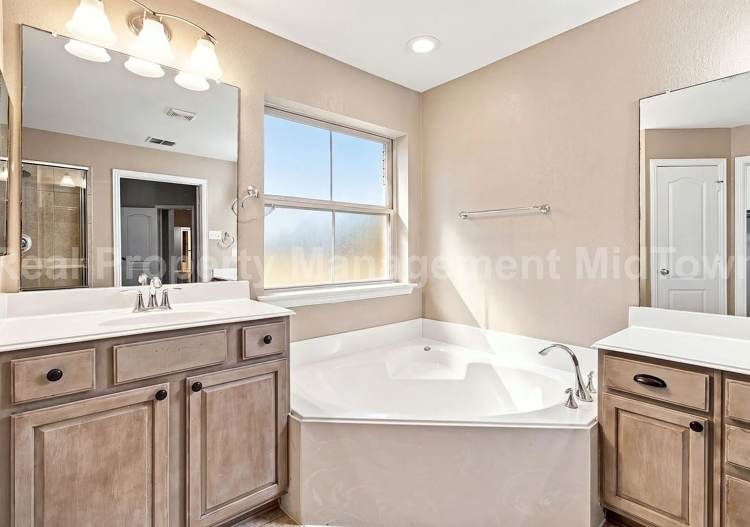 Charming cul de sac lot home in the sought-after Woodland Estates in Mansfield — Photo 3