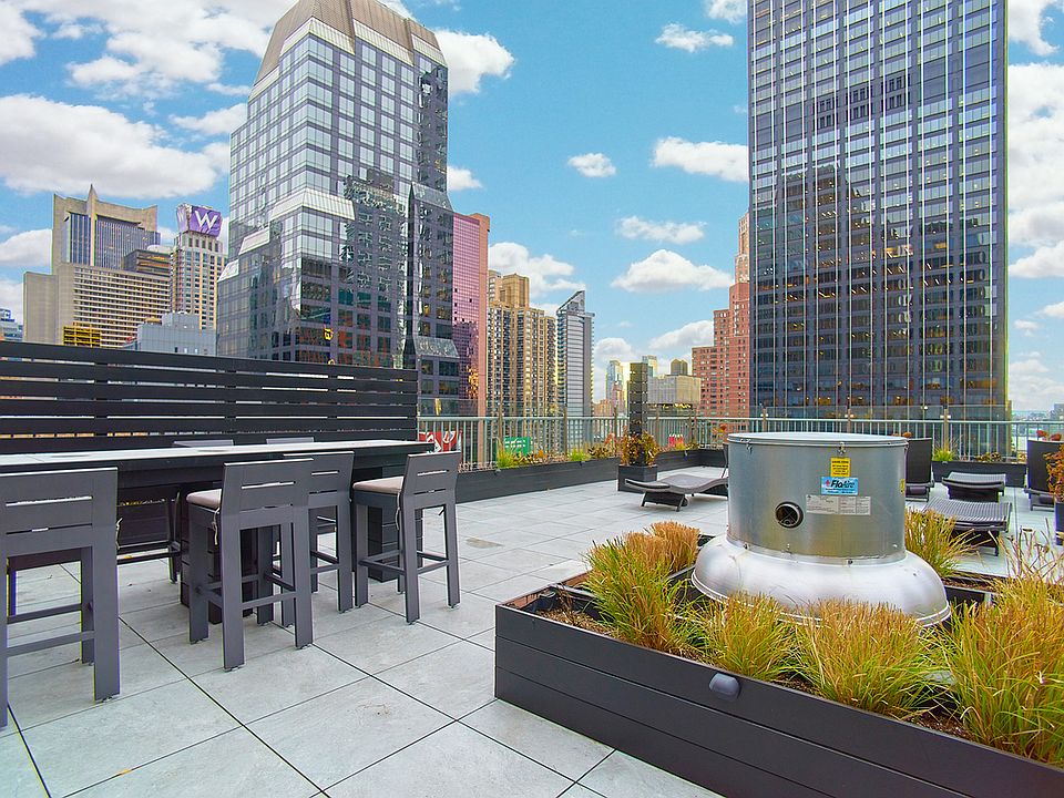 1st image of 150 W 51st St APT 909