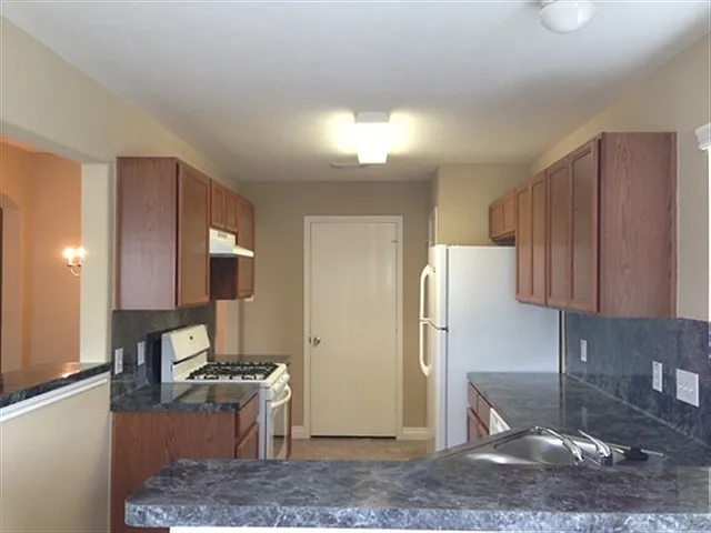 4 bed, 2.0 bath, 1679 sqft, $1,975 — Photo 2