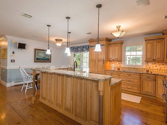 5th image of 305 Leeward Dr
