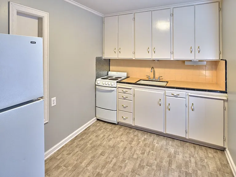 Clermont Apartments — Photo 6