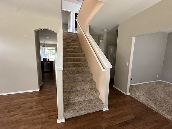 Entering: dining room to the L., bonus room to the R., wraps around to kitchen & living room
