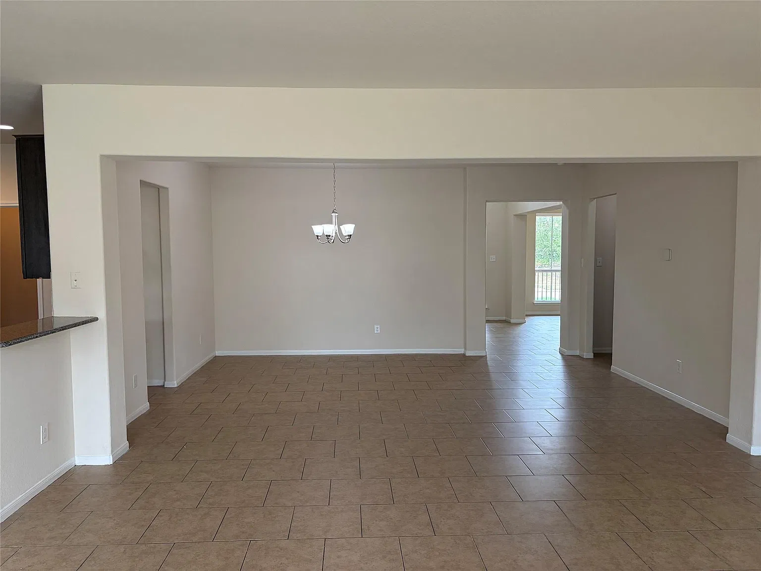 5 bed, 3.5 bath, 4024 sqft, $3,000 — Photo 3