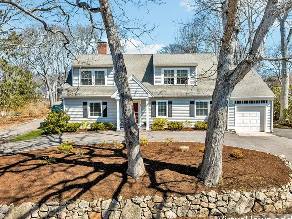 70 Lakeview Avenue, Falmouth, MA 02540