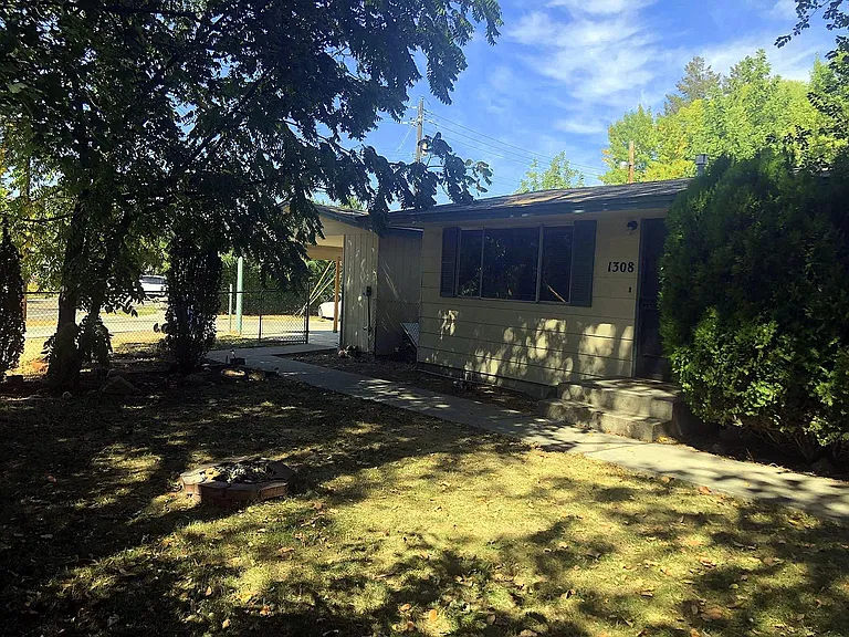 1308 W Howe St — Photo 2