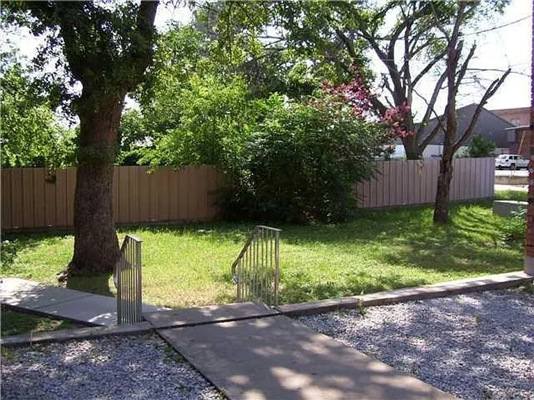 208 N Vanderveer St #4 — Photo 3