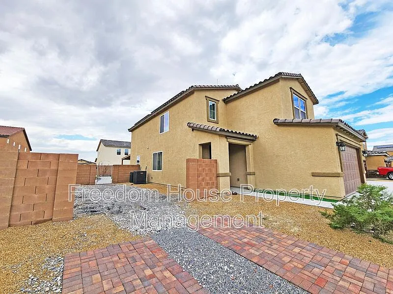 5 bed, 3.0 bath, 3230 sqft, $2,431 — Photo 3