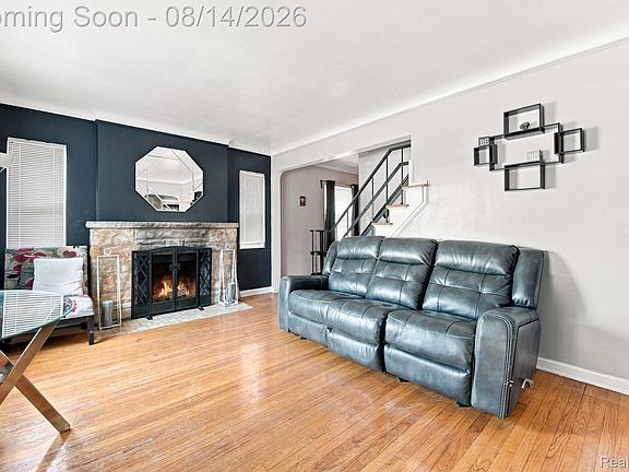 4th image of 475 Belanger St