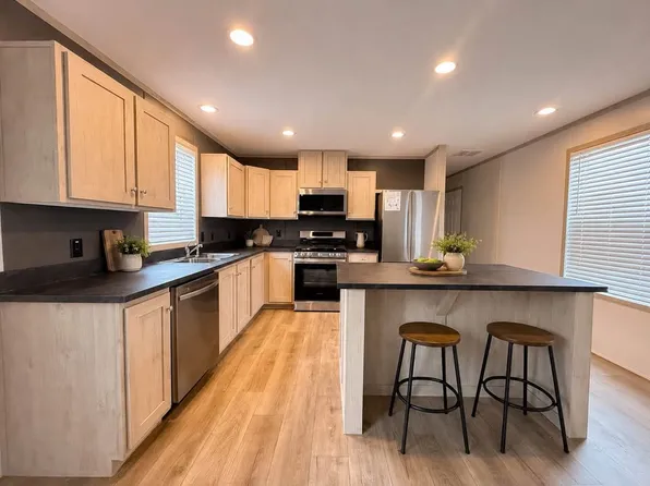 52758 S Yorktown Ct, Chesterfield, MI 48051