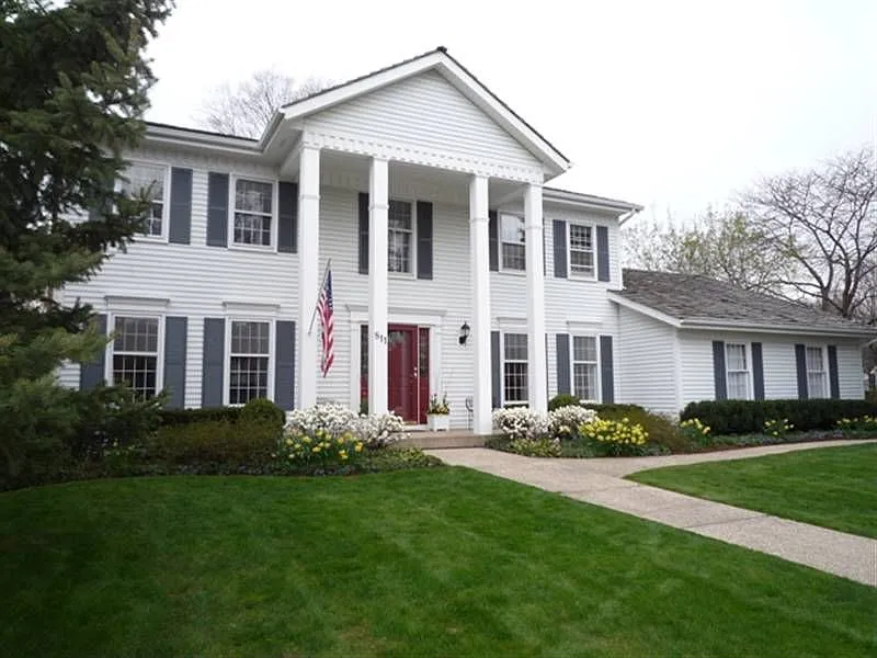 811 Paddock Ln photo 1