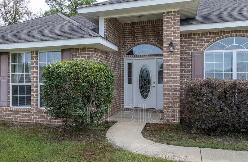 4 bed, 3.0 bath, 2900 sqft, $2,600 — Photo 1
