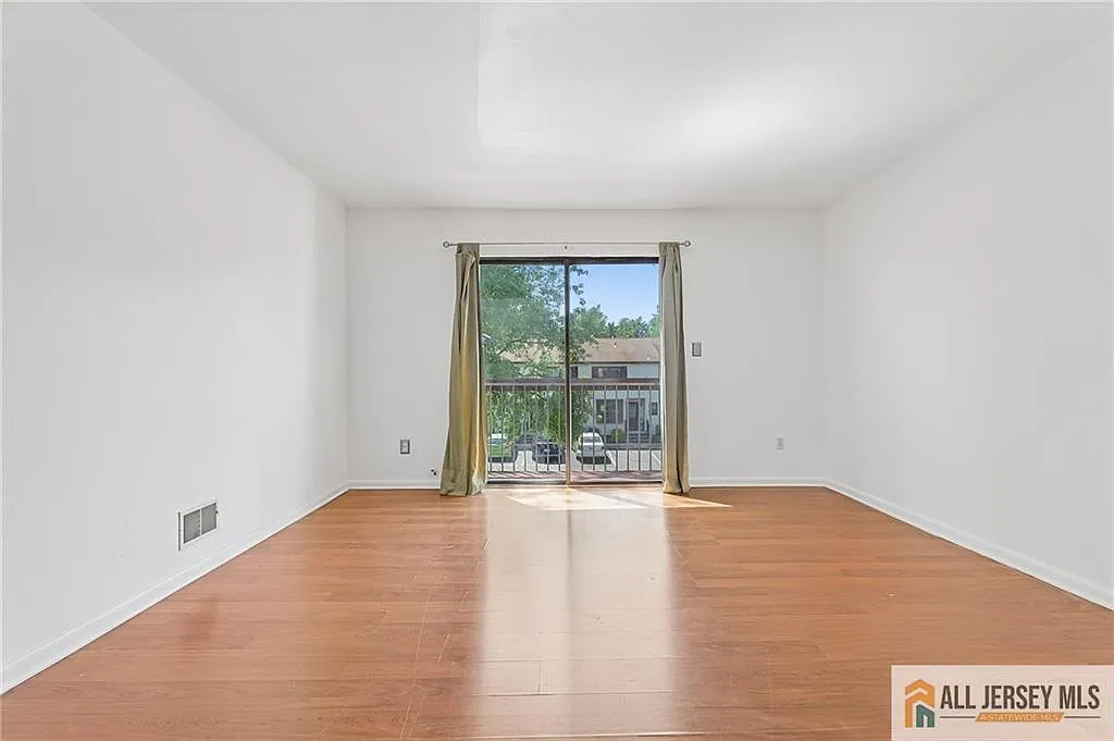 2 bed, 1.0 bath, 927 sqft, $2,200 — Photo 4