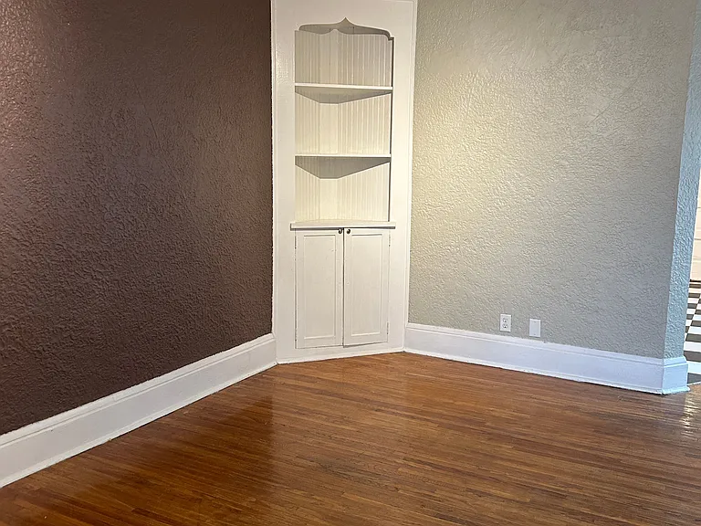 710 Pelham Apartments — Photo 16