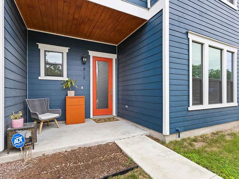 918 N Olive St — Photo 2