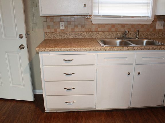 5th image of 3229 Greenbrier Ter